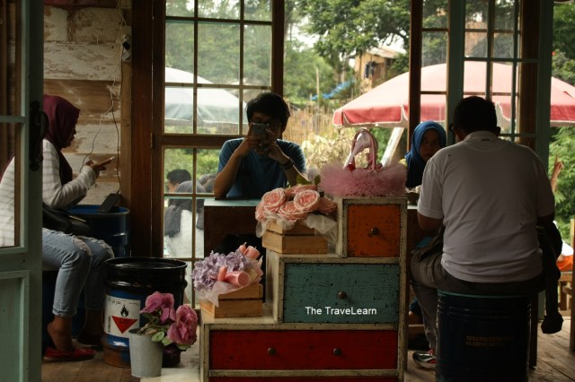 Sambil nunggu makanan, ngeksis dulu lah yaaa