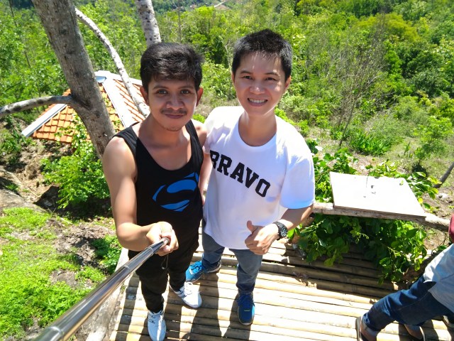 Berfoto di pondok kayu Kebun Buah Mangunan
