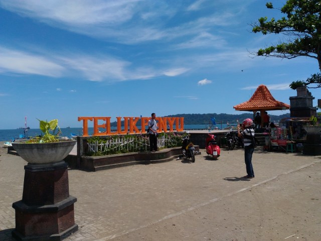 Oh, tentu. Kami juga foto-foto di sini!