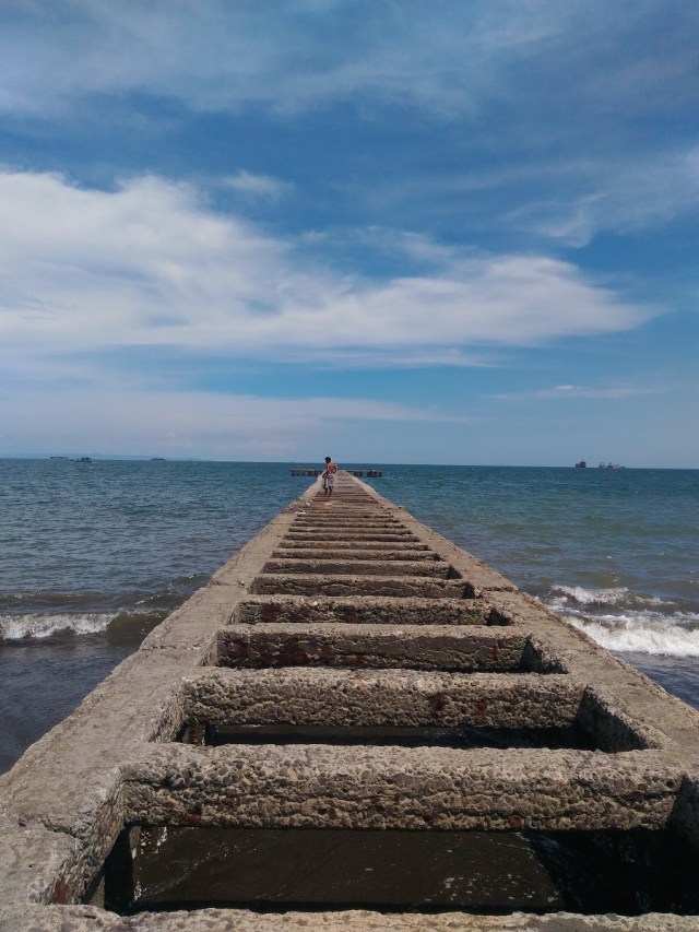 Jembatan beton yang tak mampu menautkan dua hati yang terpisah