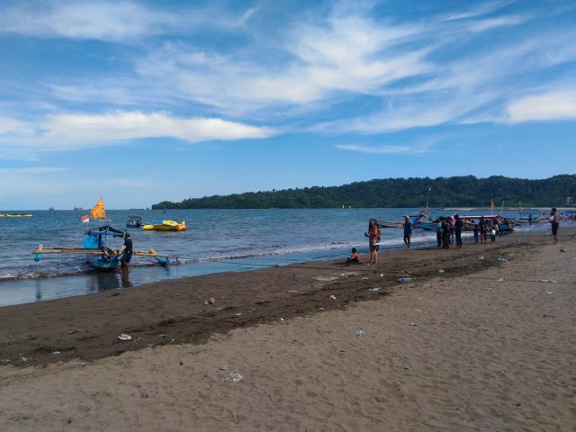 Suasana Pantai Teluk Penyu di siang yang terik