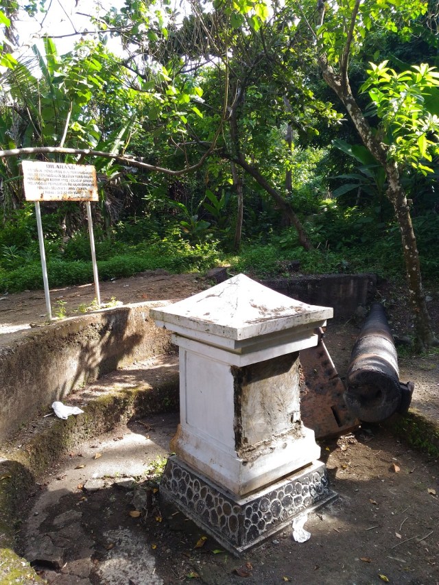 Sebuah tugu peringatan, yang sayangnya gue lupa apa bunyinya :(