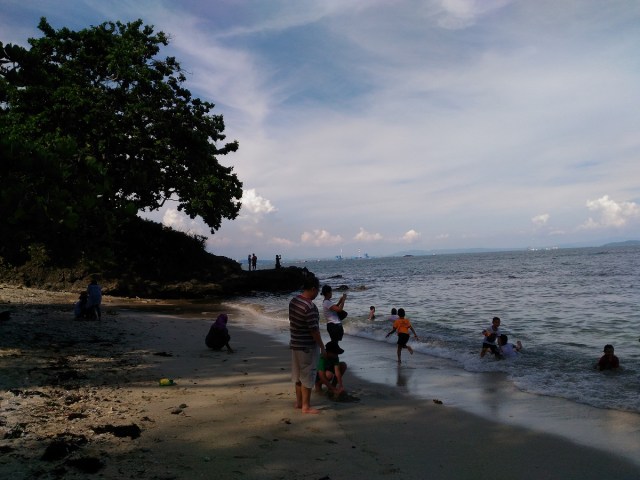 Beberapa pengunjung yang mengusir sepi di pantai