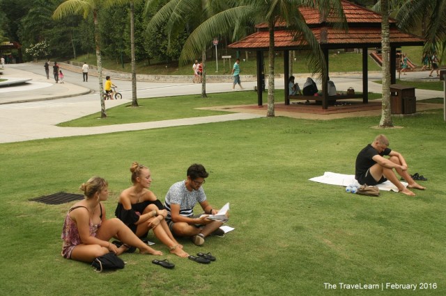 Neng, abangnya sendirian tuh. Temenin gih!