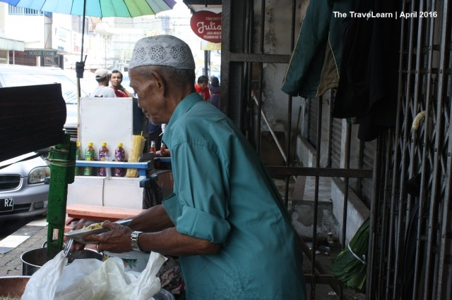 Bapak tua penjual toge