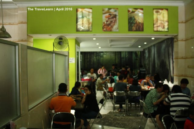 Di dalam Soto Mie Agih yang riuh