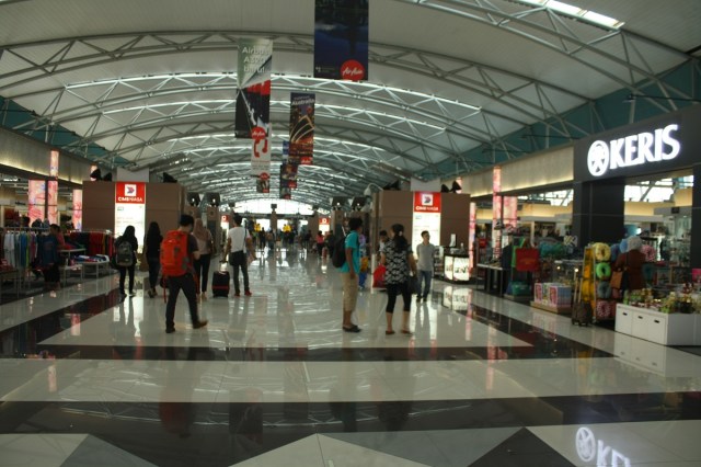 Stores on second floor before the departure gate