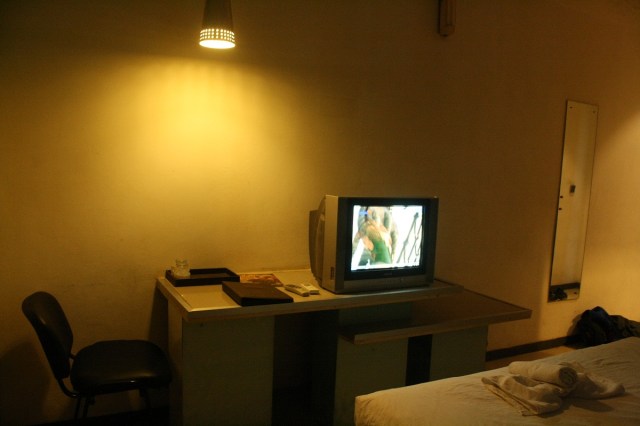 Televisi dan meja kursi