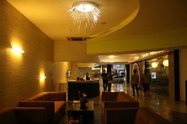 Lobi Papa Ho Hotel yang tampak mewah dan elegan saat malam