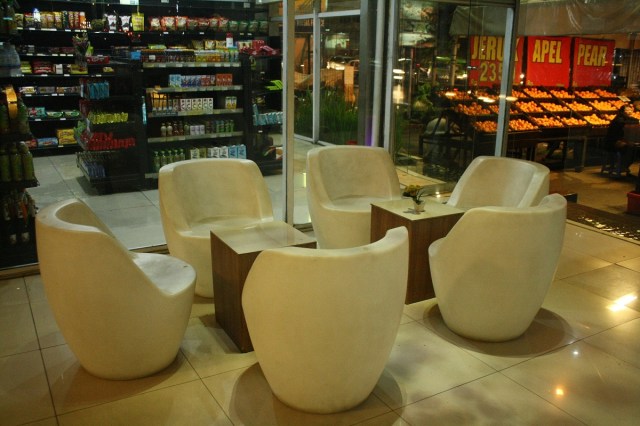 Area duduk dan minimarket Papa Ho Hotel