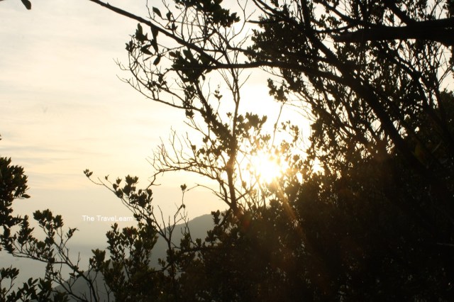 Mentari pagi yang menyapa kami di Gunung Papandayan