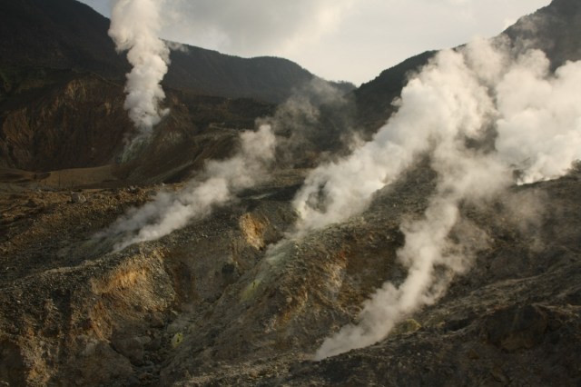 Melalui medan berbatu dan kawah Papandayan
