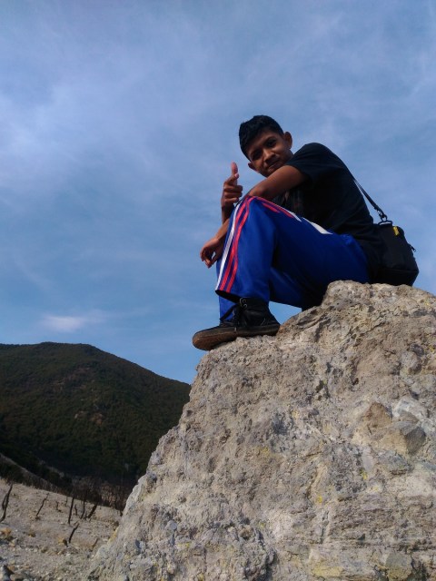 Batu besar sebagai titik wahid berfoto