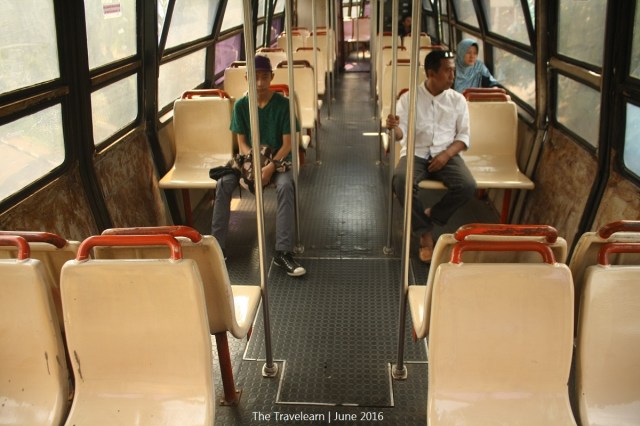 Penumpang dan penampakan interior Aeromovel Titihan Samirono di TMII Jakarta