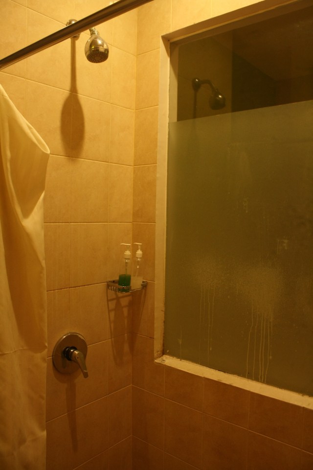 Shower dengan satu sisi dinding kaca