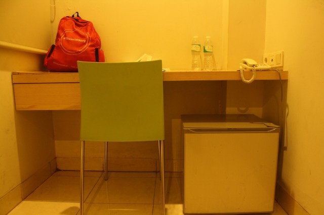 Kursi, meja kerja, dan freezer