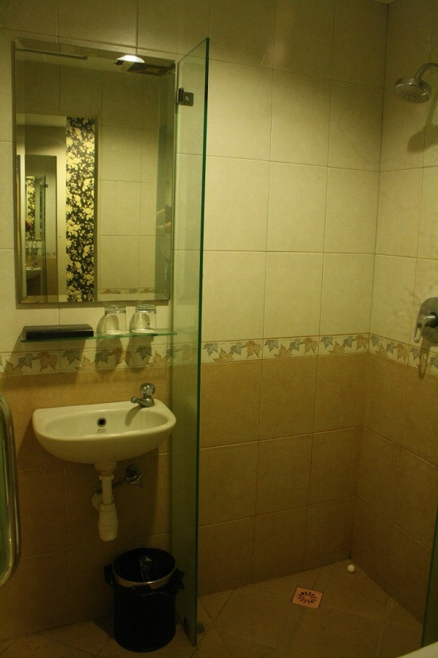 Shower, Gloria Suites Jakarta