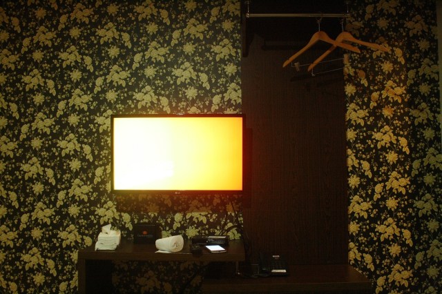 Televisi dan gantungan baju, Gloria Suites Jakarta