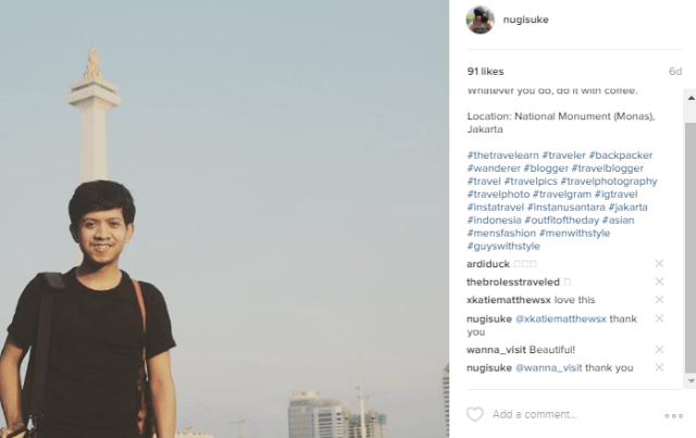 Berfoto di Monumen Nasional (Monas), Jakarta