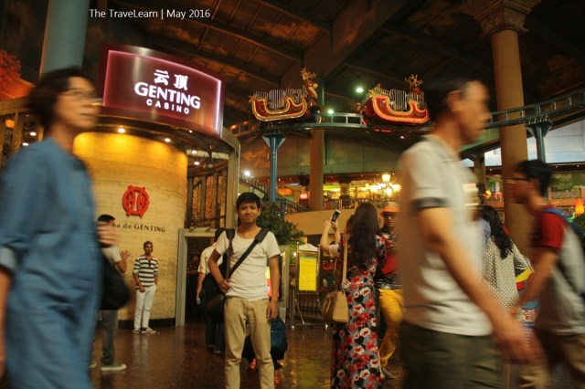 Meski nggak bisa masuk, minimal foto di depan deh