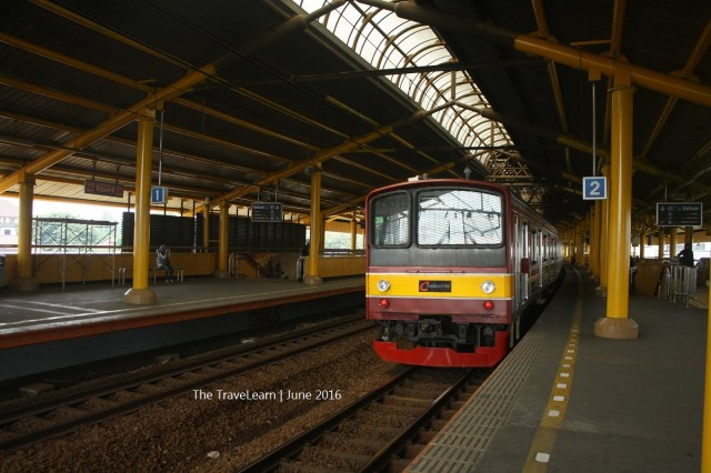 A Commuter train is arriving at Gondangdia Station