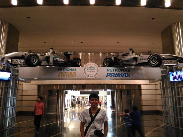 Berpose di depan ikon otomotif Malaysia