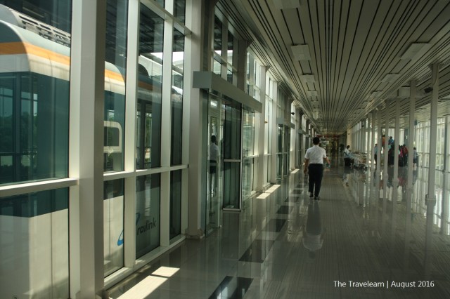 Peron kereta bandara