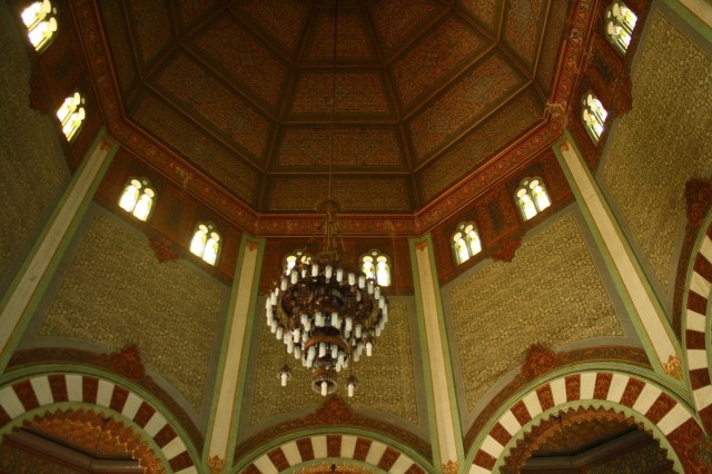 Desain interior Masjid Raya Medan diisi 8 pilar berdiameter 0.6 meter yang menyangga kubah utama