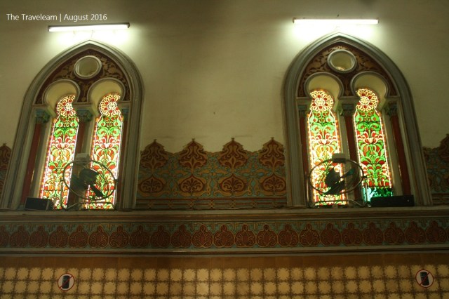 Jendela Masjid Raya Medan dengan kayu dan kaca patri, khas arsitektur art-nouveau