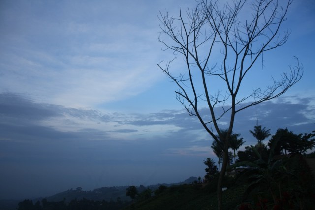 Bawa bekal air minum ke Bukit Moko, Bandung, harga minuman di sana mahal.