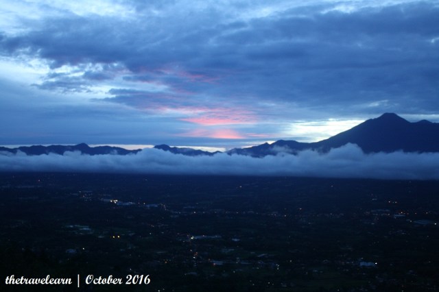 Semburat merah mulai terpoles samar di langit Alesano