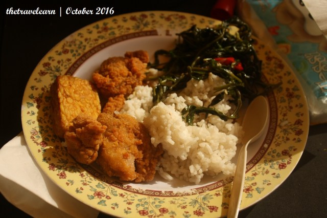 Menu sarapan di Bukit Alesano: tempe, nugget, dan tumis kangkung