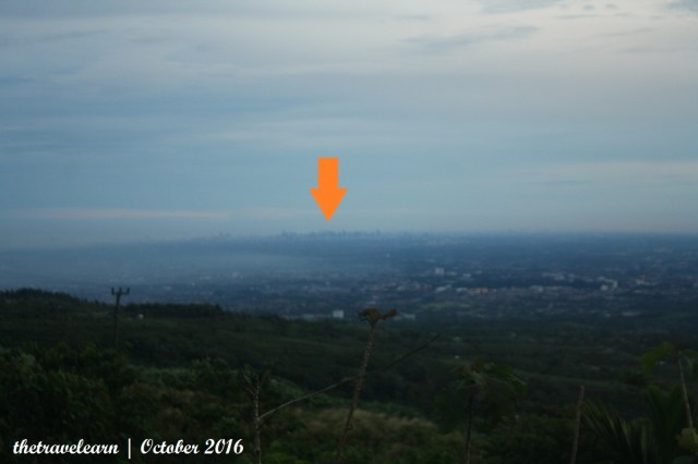 Gedung-gedung pencakar langit Jakarta tampak samar di salah satu sisi Bukit Alesano