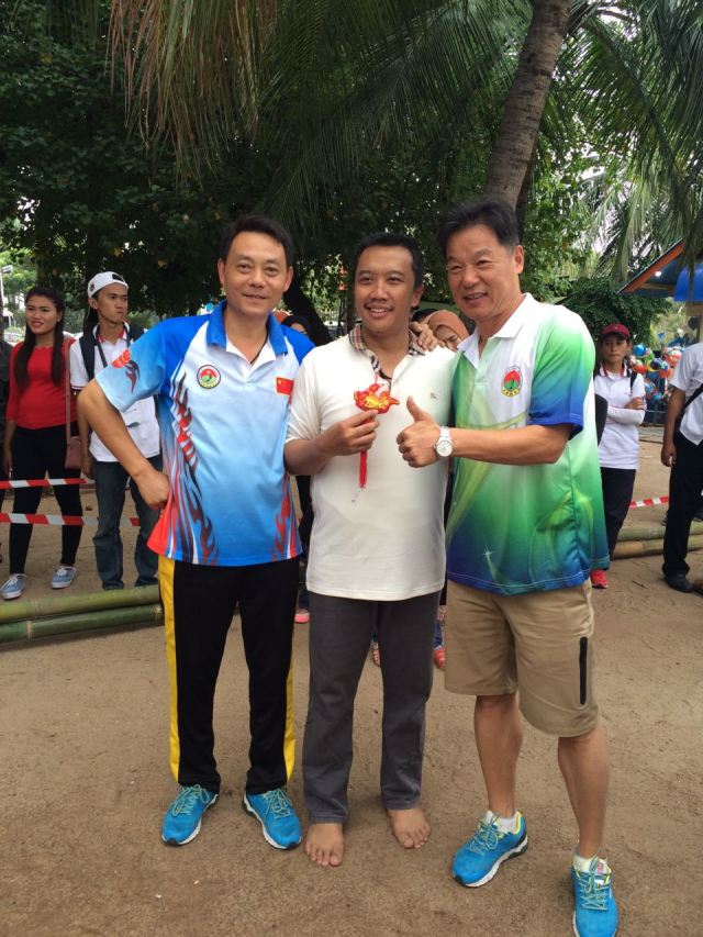 Setelah beberapa kali mencoba, masuk juga bolanya Pak Menteri