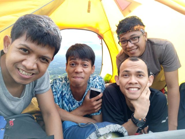 Mas-mas hore di dalam tenda Bukit Alesano