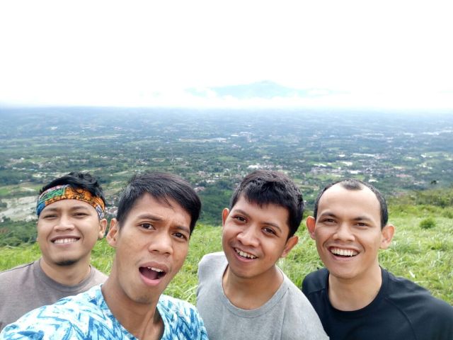 Nico, Hery, Nugi, dan Jabbar di Bukit Alesano