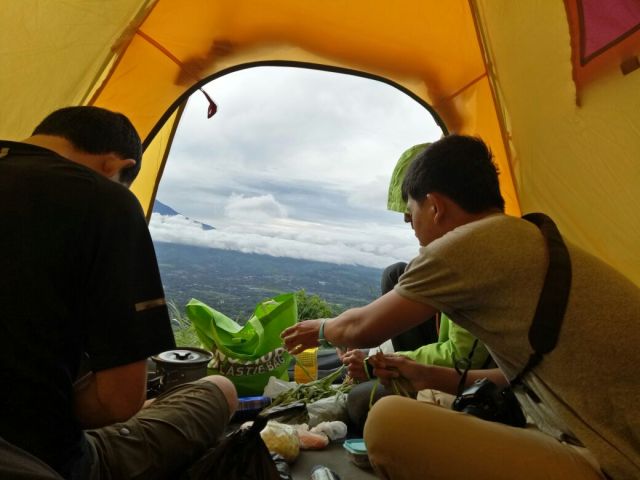 Saling bantu menyiapkan sarapan