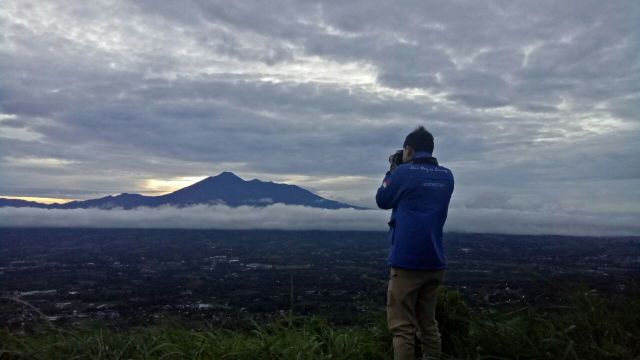 Mengabadikan sang Gunung Gede (difoto diam-diam oleh Jabbar)