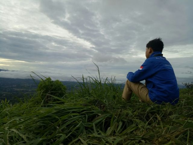 Terduduk menikmati pemandangan pagi Bukit Alesano (diambil diam-diam oleh Jabbar)