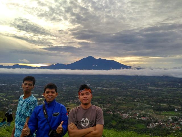 Berfoto dengan latar Gunung Gede