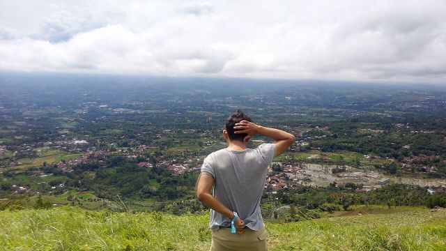 Pose backgenic andalan di Bukit Alesano
