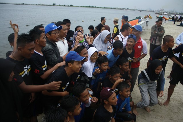 Langsung dikerubungi massa!