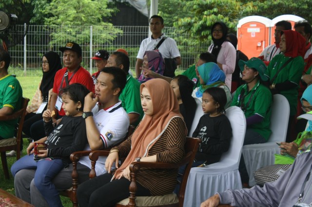 Menpora beserta keluarga menyaksikan pesta olahraga tradisional