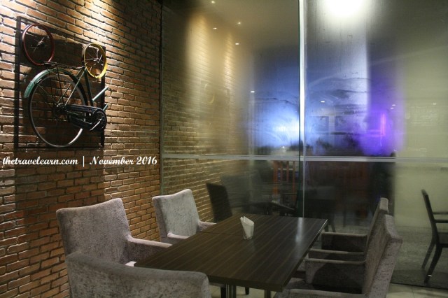 Lihat kaca berembun itu? Kebayang 'kan dinginnya, hehe