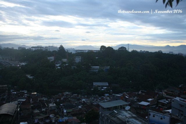 Pemandangan Bandung pagi hari dari Rooftop Grand Tjokro