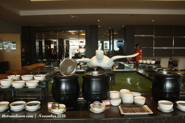 Meja menu di Hotel Grand Tjokro Bandung