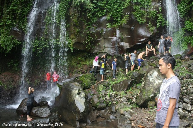 "Coy, ngapain lo? Main pura-pura jadi patung kayak Shinchan"
