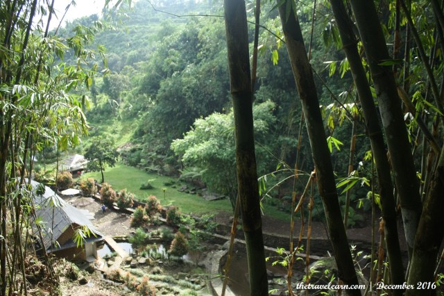Area utama Curug Putri Pelangi tampak dari tangga