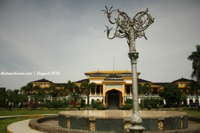 Istana Maimun, Medan, dan halaman luasnya