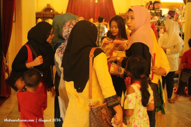 Ibu-Ibu yang Sedang Diprospek Untuk Sewa Baju Adat Melayu